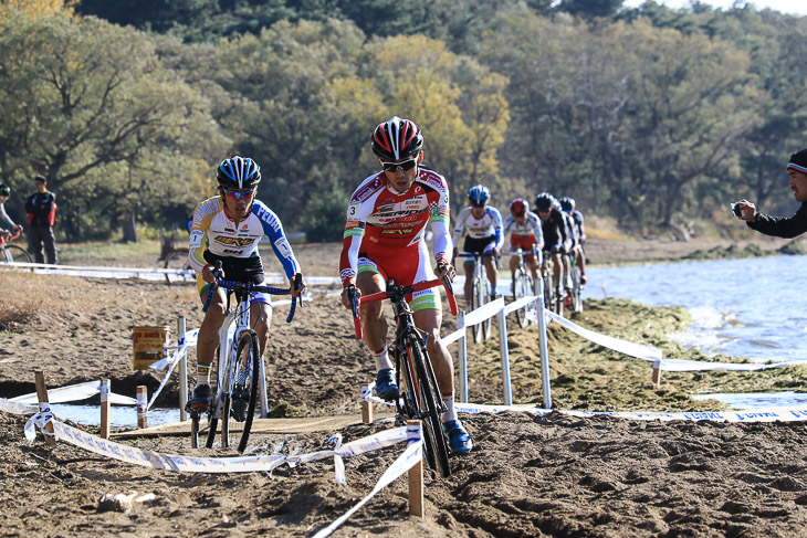 1周目で早くもランデブー体制を築く小坂光(宇都宮ブリッツェンシクロクロスチーム)と前田公平(弱虫ペダルシクロクロスチーム)
