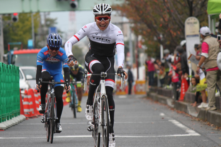 4年連続で優勝は別府史之(トレックファクトリーレーシング)