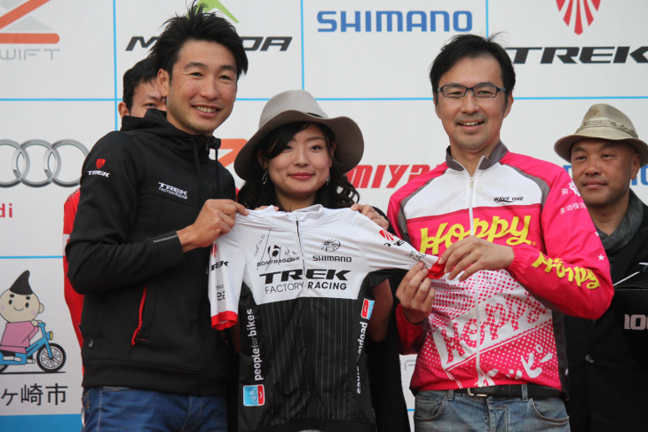 FUMY(フミ)賞はチームホッピー自転車部が獲得。前日まで着用していたという本物のジャージがプレゼントされた