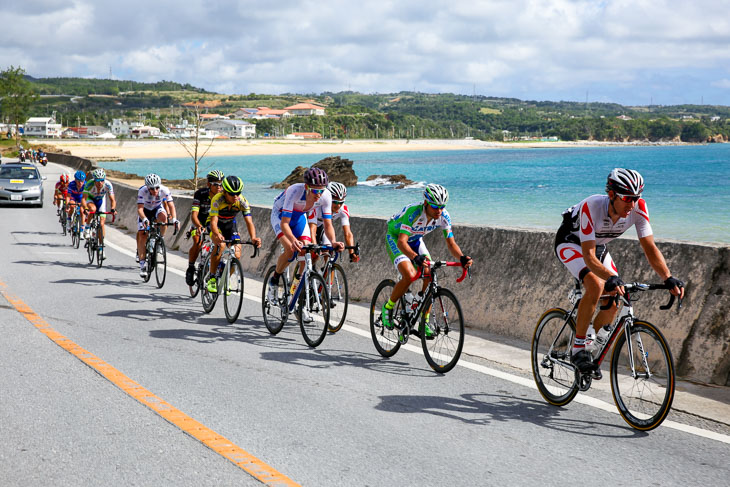 2015年ツール・ド・おきなわ チャンピオン210km 海岸線を逃げ続ける先頭集団(慶佐次にて)