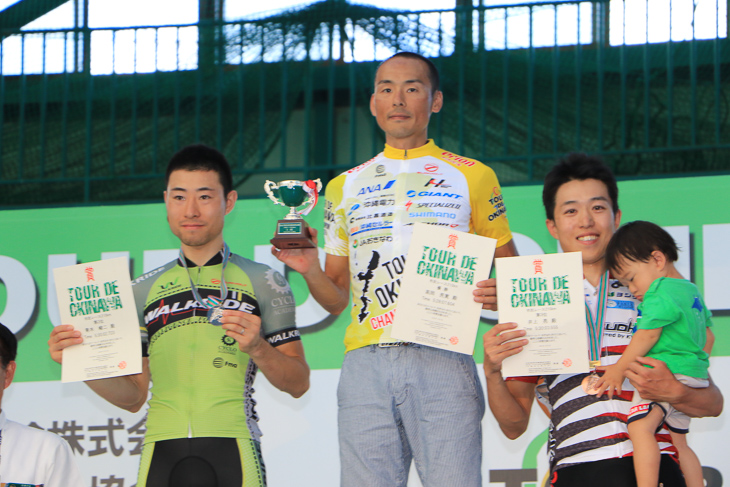 市民210km表彰 優勝した高岡亮寛(イナーメ信濃山形)、2位青木峻二(ウォークライド)、3位井上亮(VCフクオカ)
