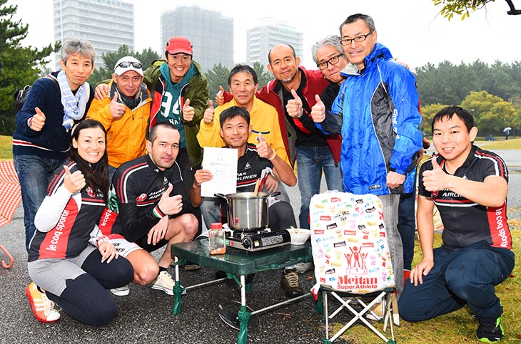 2時間チームの部に4チームが出場したJAL自転車クラブ 終了後の豚汁を囲んで