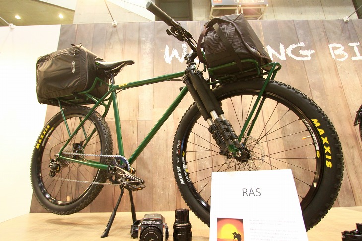 野原を駆け回るアウトドアカメラマンのためのバイク「RAS」