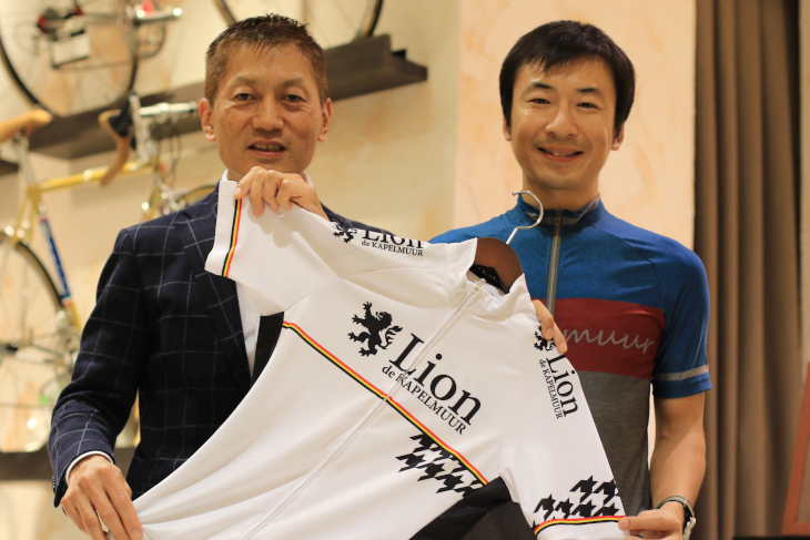 レーシング系新ブランド「リオン・ド・カペルミュール」を発表したウエイブワンの中田明代表(左)と太郎田能之マネージャー(右)