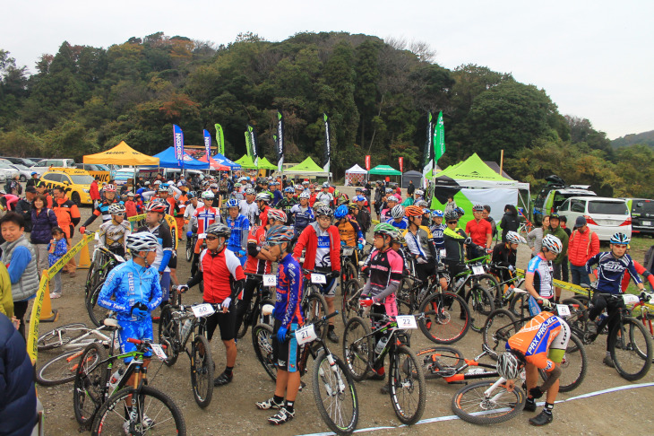 1番目のレースの時は小雨で、ライダー達も軽装だったのだが…