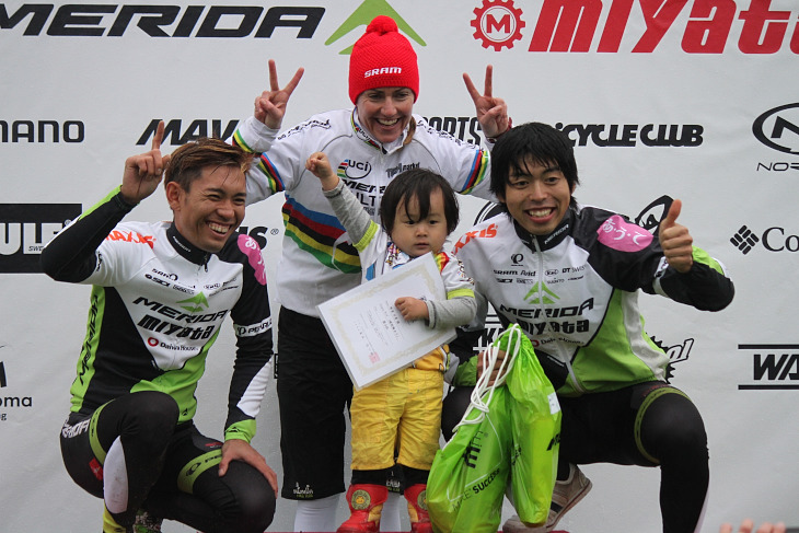 補助輪ありのキッズは堂々としたガッツポーズ!ホストライダー達も思わず笑顔!