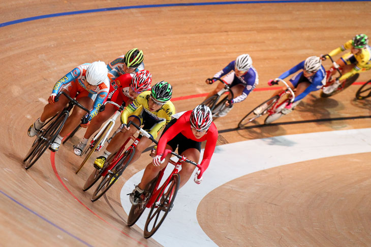 全日本自転車競技選手権大会オムニアム女子で競り合う鈴木奈央(日本競輪学校)や梶原悠未(筑波大坂戸高校)ら