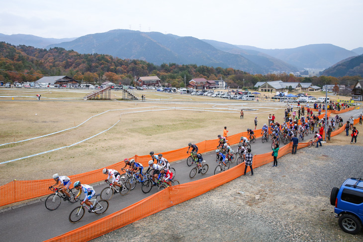 C1 マキノ高原のコースに繰り出す選手たち