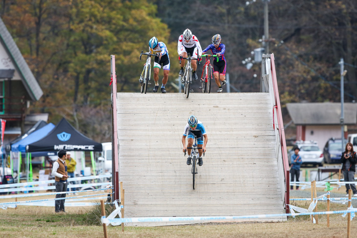 C1 フライオーバーをクリアする横山航太(シマノレーシング)ら