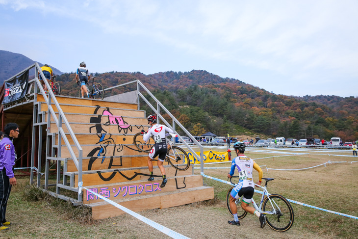 C1 フライオーバーをクリアする先頭パック