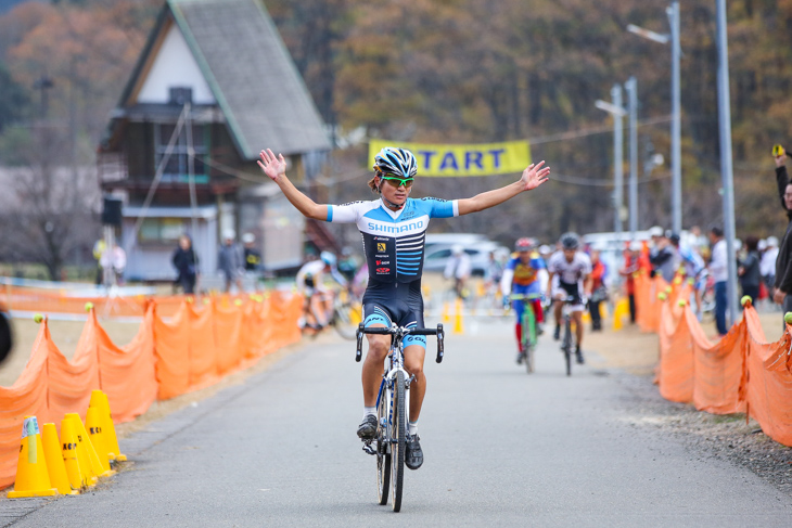 C1 後続を振り切って勝利した横山航太(シマノレーシング)