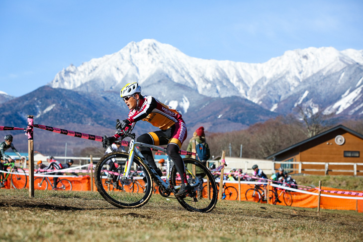 C4 最終コーナーをクリアする渡辺航(総北高校自転車競技部OB)