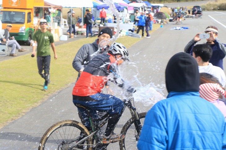なぜか祝福の水をかけられる(真冬です)