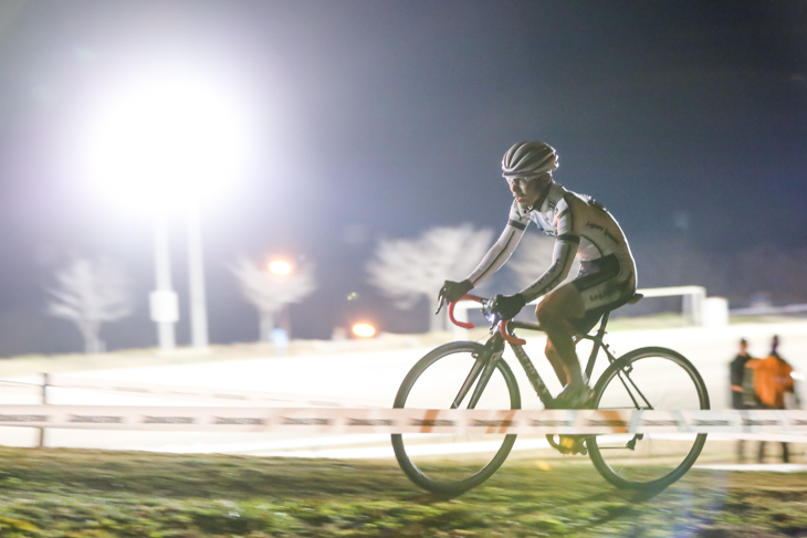JCX マスターズ選手権 男子40 ナイターに照らされたコースを走る筧五郎(56CYCLE)