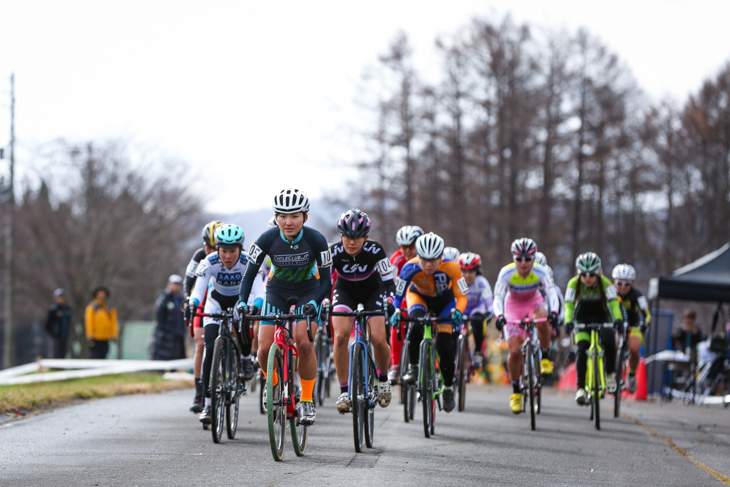 女子エリート 今井美穂(CycleClub.jp)がホールショットで飛び出す