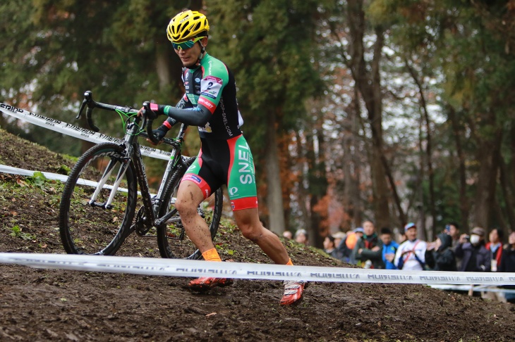 2位を走る中村龍太郎(SNEL CYCLOCROSS TEAM)
