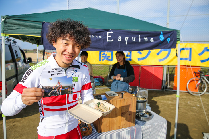 タベルナエスキーナでカレーを販売する竹之内悠(ベランクラシック・エコイ)、収益は活動費に充てられる