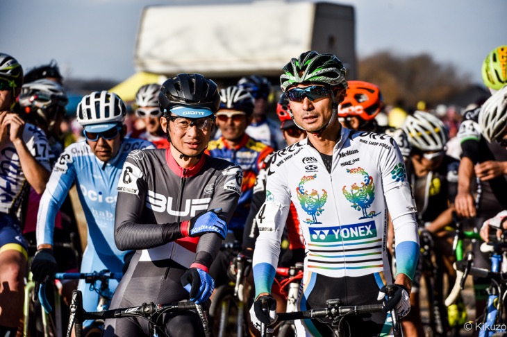 武井亨介(FORZA・YONEX)と合田正之 (Cycle club 3UP)がスタートを待つ
