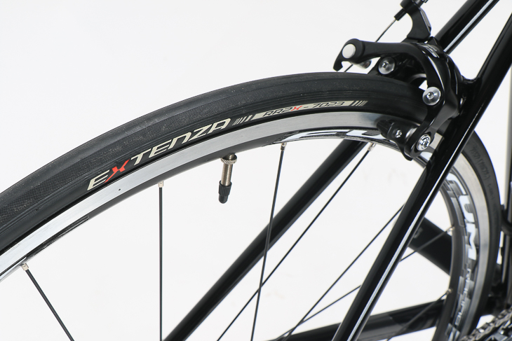 タイヤは耐久性に優れるブリヂストン EXTENZA RR-2X(700×23C)