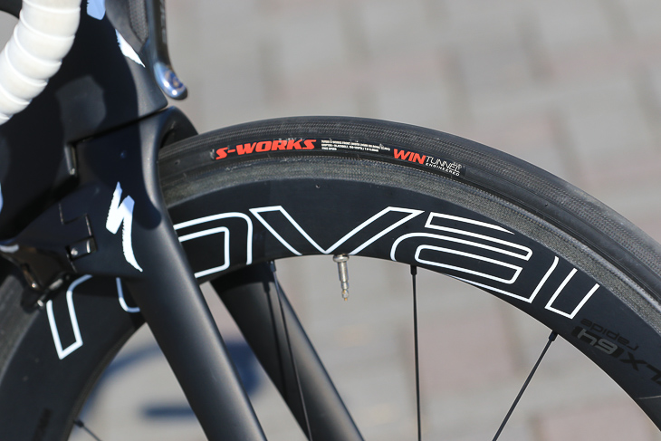 前輪に採用されるS-Works Turbo WIN-TUNNEL これもまたVenge ViAS専用モデルだ