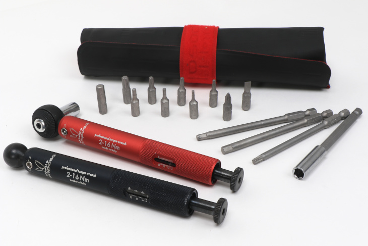 エッフェットマリポサ Giustaforza II Pro Deluxe(赤色)、Deluxe(黒色)。ビットやツールラップは共通