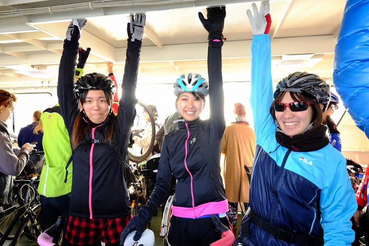 女性陣だって船旅ということでテンションマックス!