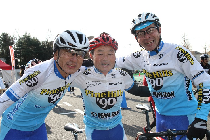 シニアクラスを制したパインヒルズの大塚和平さん(中)ちなみに、1,2,4フィニッシュを飾っていた