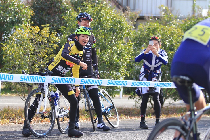 逃げる高木三千成選手に発破をかける岩井航太(那須ブラーゼン)