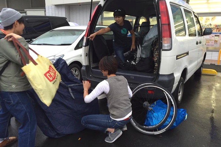 合流場所のコンビニ駐車場にて この時すでに与えられた配役をこなしている感が