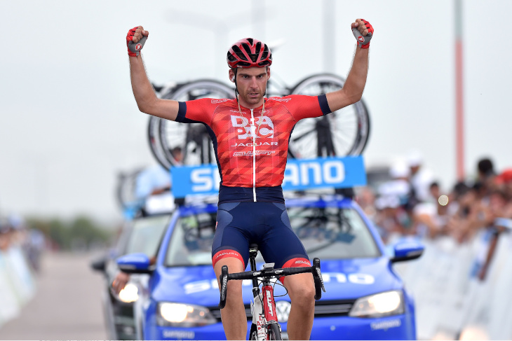 独走でゴールに飛び込むペーター・コーニング(オランダ、ドラパックプロサイクリング)