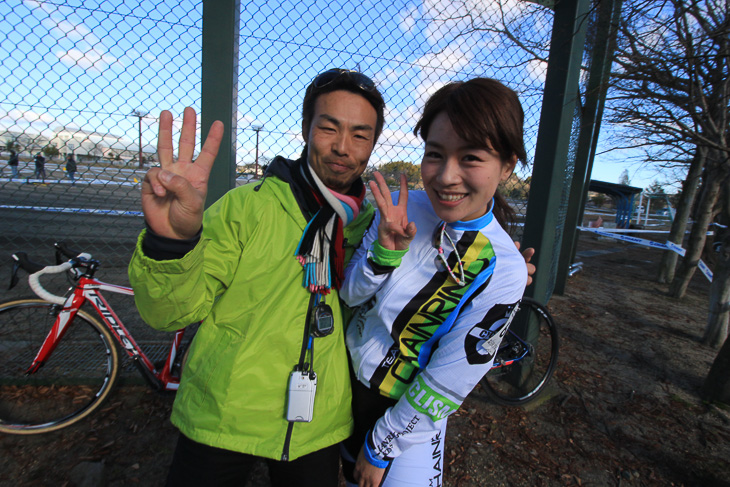 菅田カントクと3位の指三本!
