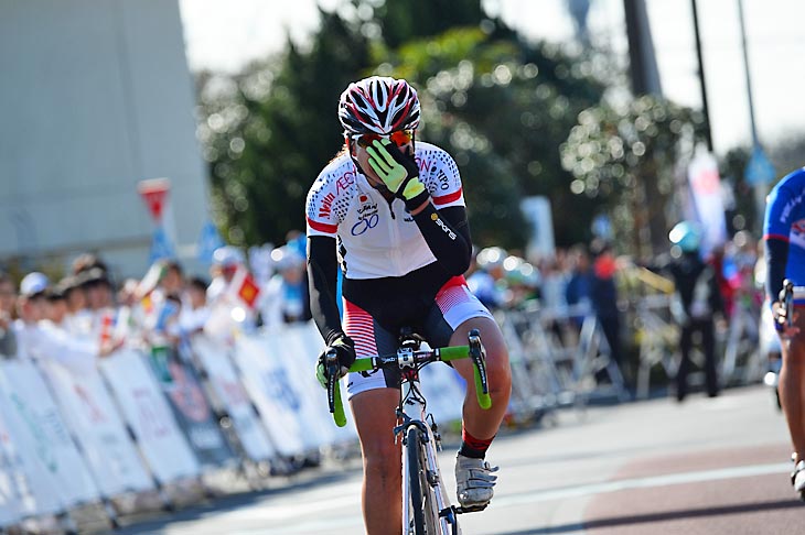 女子ジュニア 優勝した下山美寿々(大阪教育大付属高校天王寺校)左手で顔を覆う