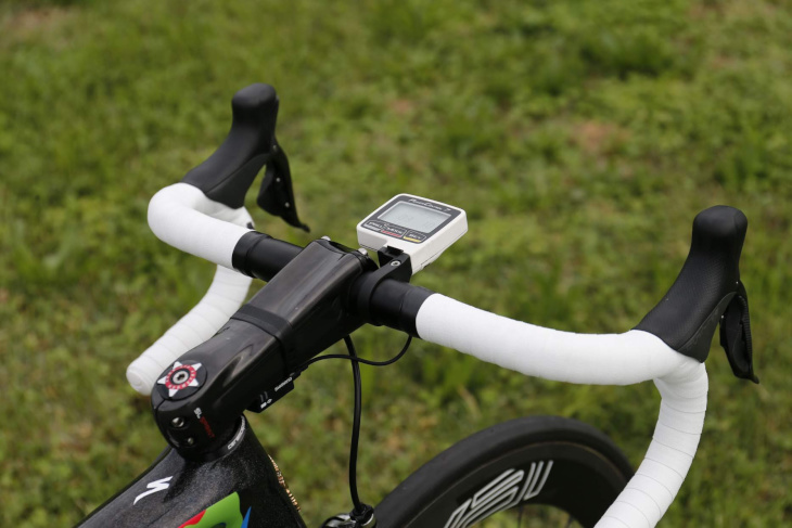 ペーター・サガン(スロバキア、ティンコフ)のバイクに装着された特製トップキャップ
