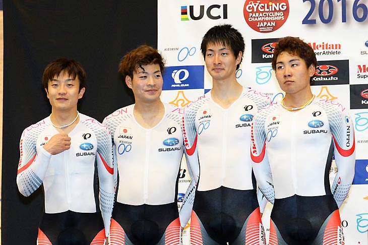 4km団体追抜き 男子エリート 2位銀メダルの日本チーム