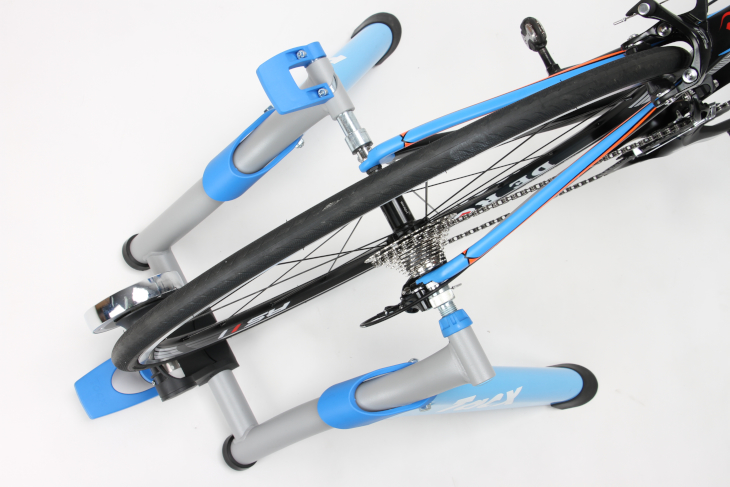 縦530mmx横675mmというワイドなベース寸法で、使用時の安定感を確保