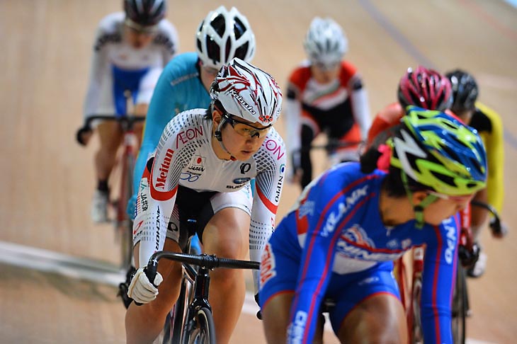 スクラッチ女子エリート ファン・ティンイン(台湾)をマークする梶原悠未(筑波大付属坂戸高校)