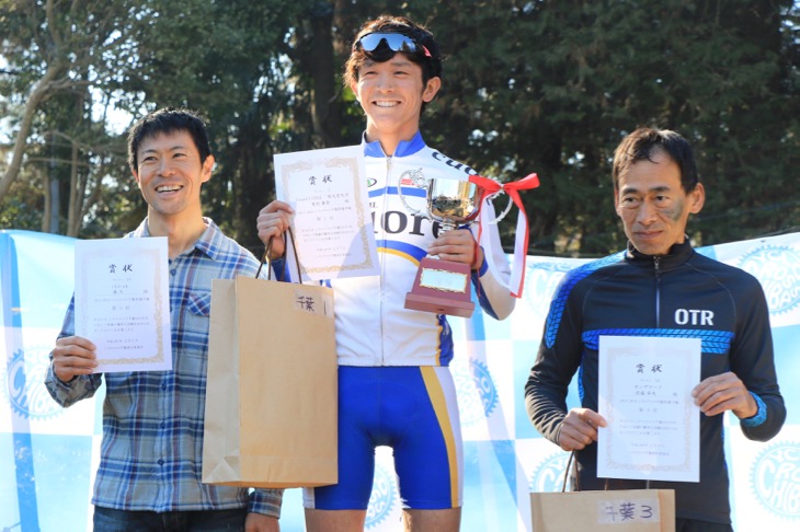 千葉県選手権表彰台。優勝は重田兼吾(TeamCUORE/順天堂大学)