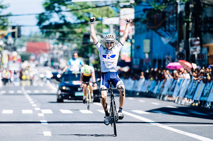 フィニッシュに飛び込むウェズリー・サルツバーガー(オーストラリア、KINAN Cycling Team)