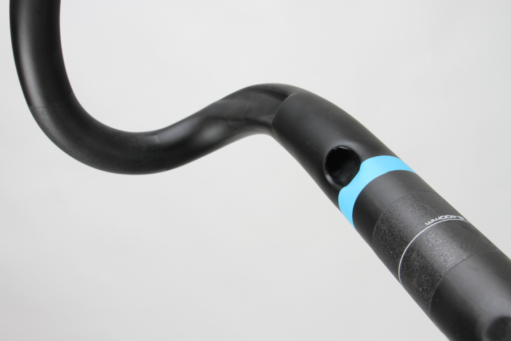 Di2のケーブルをスマートに収納できるデュアルケーブルカバーを装備(CARBON)