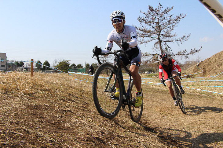 マスターズでデッドヒートを繰り広げる浅井秀樹(cycleculb3UP)と多田尚史(TEAM SPORT KID)