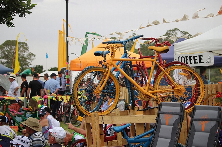 沿道には色とりどりにペイントされた自転車が