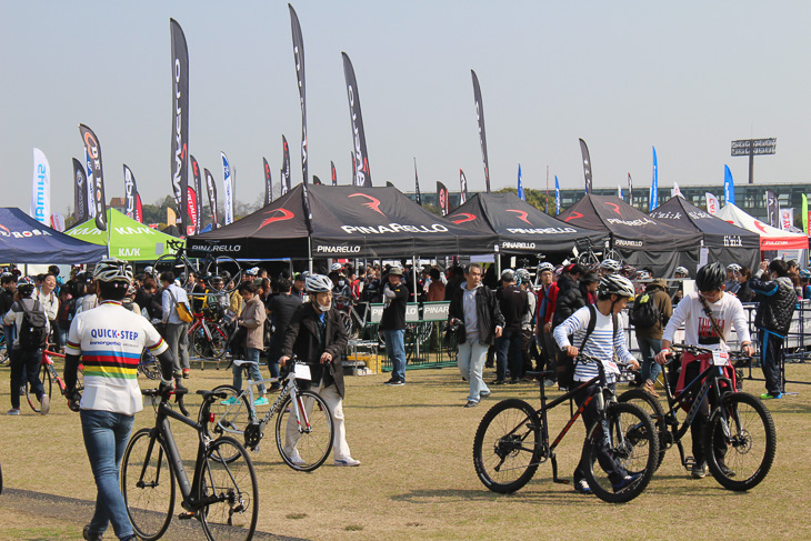 メーカーブースが並ぶメイン会場 今年もサイクルモードが大阪で開催される
