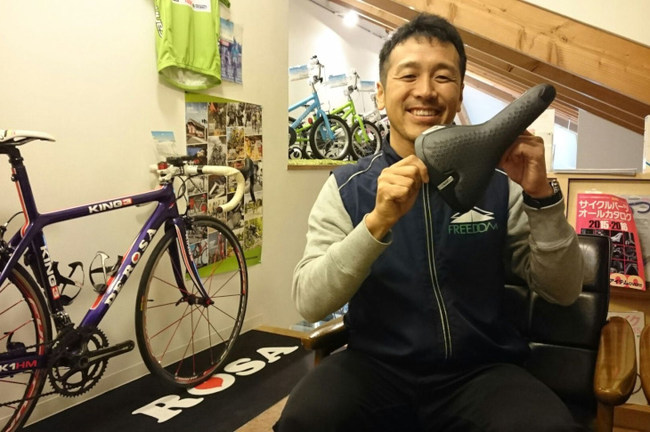 「クロスバイクコーディネート用の水に強いサドルです」サイクルショップ フリーダム 恒次店長