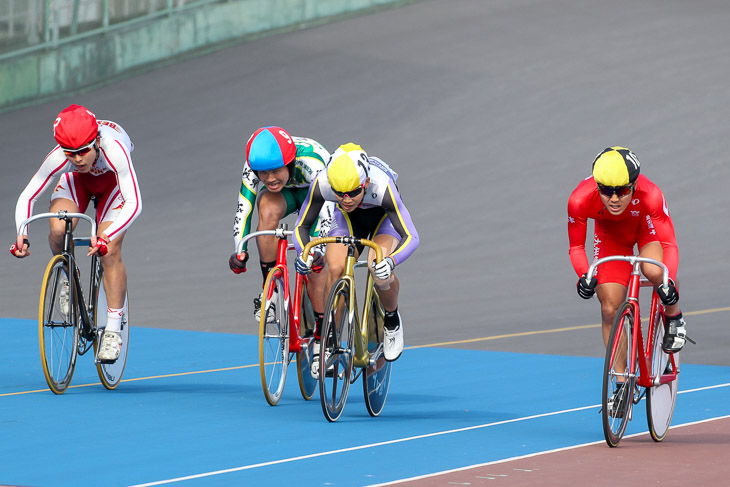 ポイントレース 2回目のポイント、右端の相葉健太郎(九州学院)が1位通過