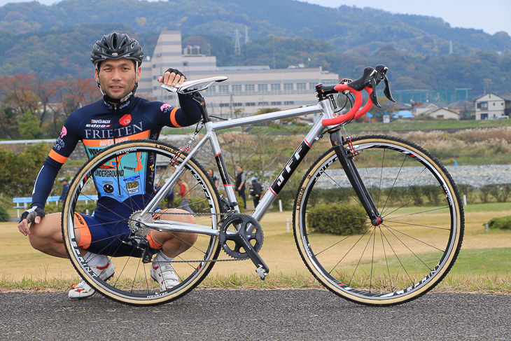 池本真也(FRIETEN)と愛車のOnebyESU JFF#803(※写真はテスト用車体の為、販売製品とはフロントフォークの仕様が異なっています)