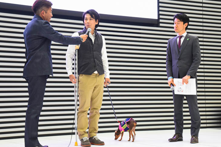 新城幸也(ランプレ・メリダ)が愛犬のコリンと共に会場に現れる