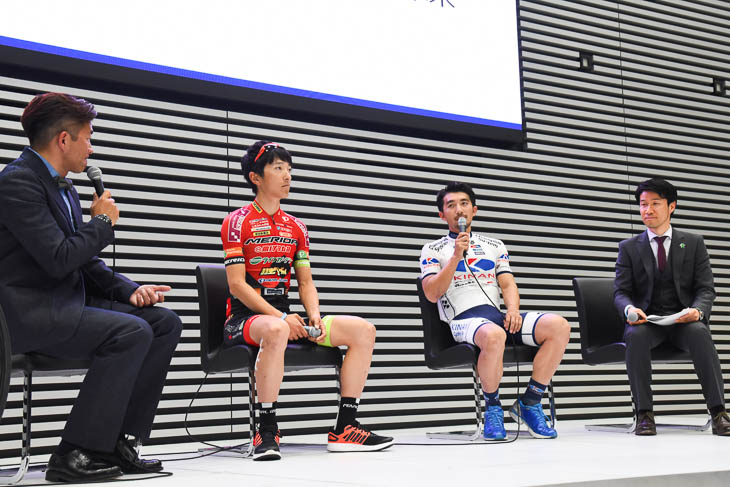 「ロードレースと地域貢献の未来」と題したトークショーで話す増田成幸(宇都宮ブリッツェン)と伊丹健治(キナンサイクリングチーム)