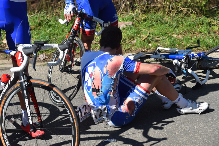 落車リタイアしたアルノー・デマール(フランス、FDJ)