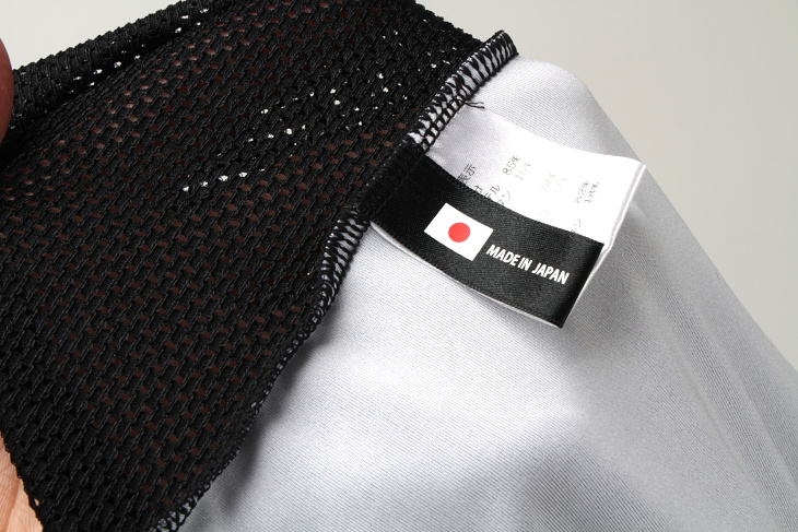 「MADE IN JAPAN」のタグが縫い付けられている