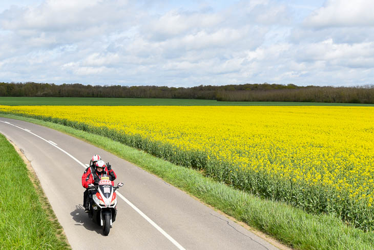 車の上から撮影してると、ピースサインをしてバイクが通り過ぎて行った